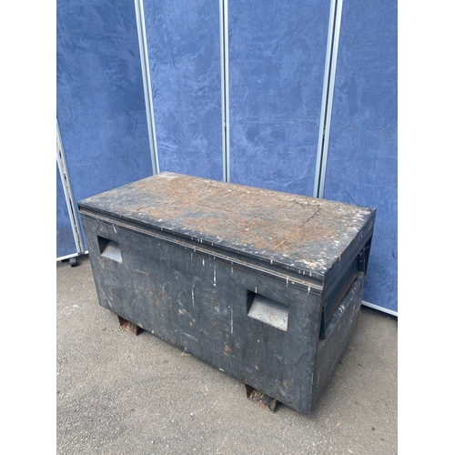 484 - A 4x2x2 tool storage box