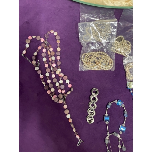 67B - Quantity of vintage and modern costume jewellery including pearls , necklaces etc