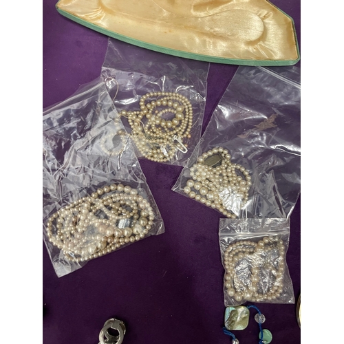 67B - Quantity of vintage and modern costume jewellery including pearls , necklaces etc