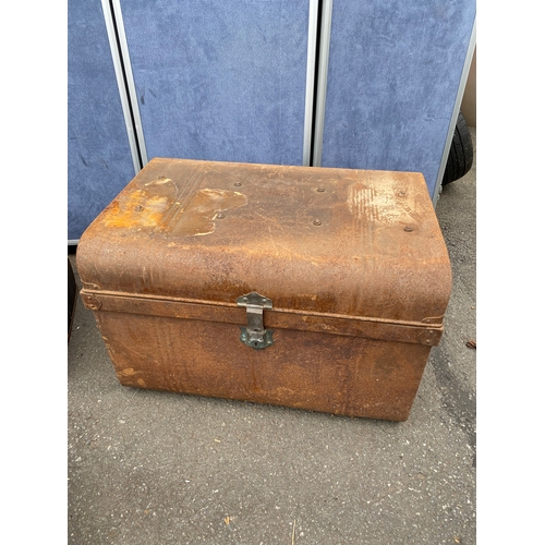 285 - A collection of vintage trunks. 

Dimensions of largest trunk for reference.