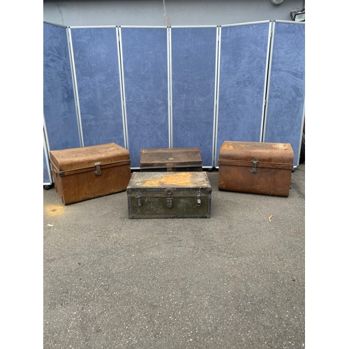 285 - A collection of vintage trunks. 

Dimensions of largest trunk for reference.