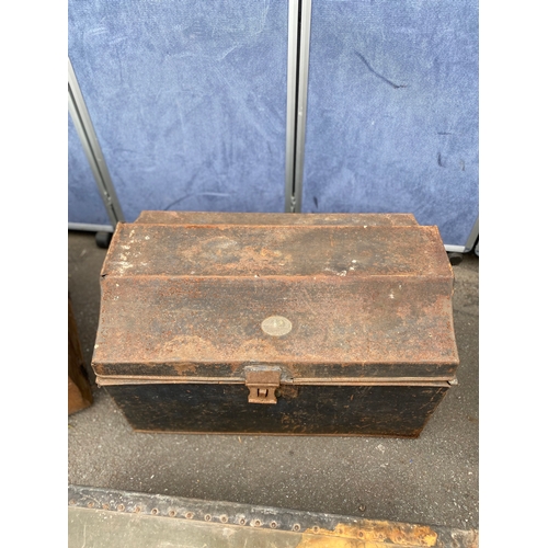 285 - A collection of vintage trunks. 

Dimensions of largest trunk for reference.