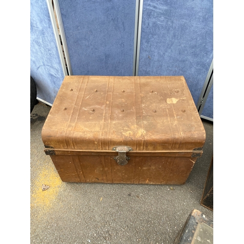 285 - A collection of vintage trunks. 

Dimensions of largest trunk for reference.