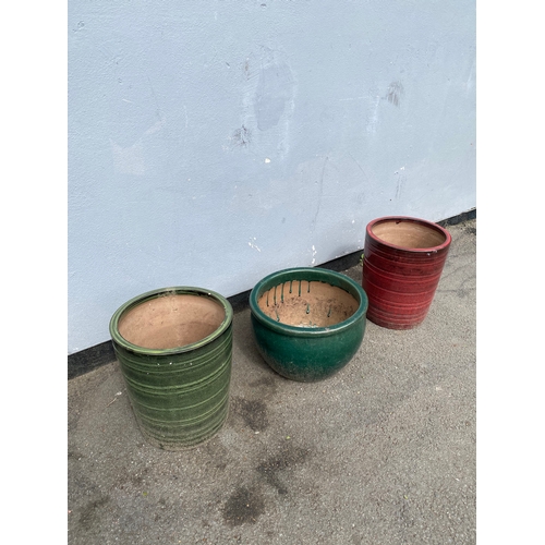 310 - A lot of three glazed flower pots.

Dimensions for pot on the left for reference.