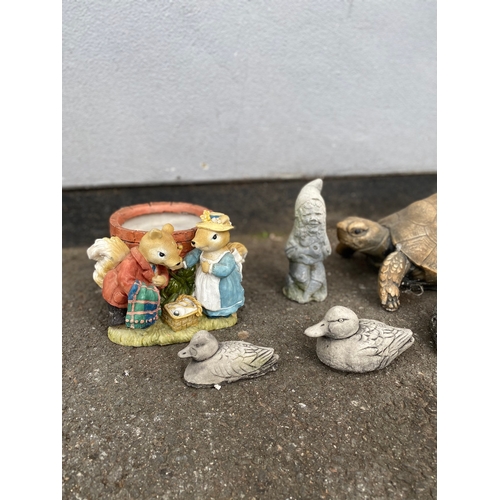 326 - Small garden ornaments