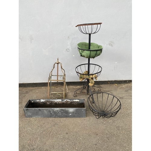 327 - Miscellaneous Metal garden items.