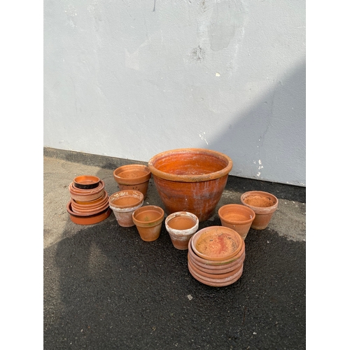 333 - Selection of terracotta pots and base trays.

Dimensions of largest for reference - 11