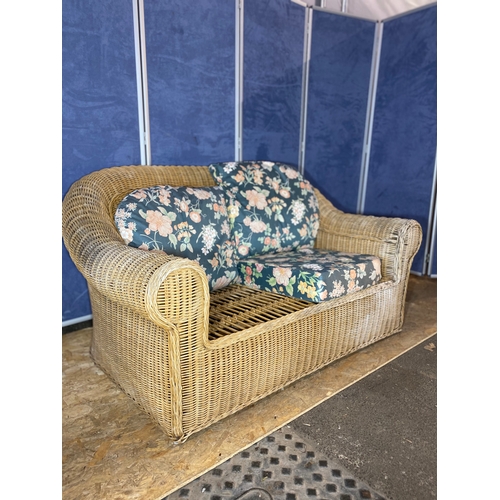 343 - Wicker three seater conservatory sofa.

Dimensions - 59