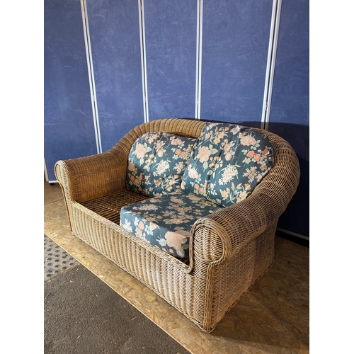 343 - Wicker three seater conservatory sofa.

Dimensions - 59