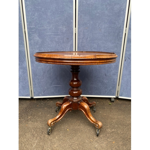 159 - Lovely vintage oval side table on wheels 

Dimensions - 29