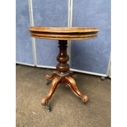 159 - Lovely vintage oval side table on wheels 

Dimensions - 29