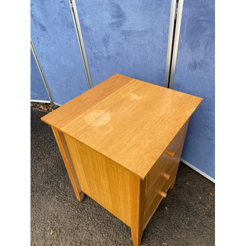 161 - Single modern oak bedside table with three drawers. 

Dimensions - 19