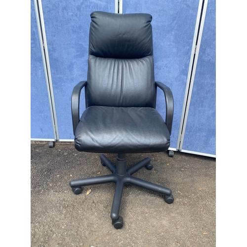 162 - Faux leather office/swivel chair. 

Dimensions - 23