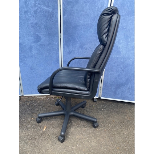 162 - Faux leather office/swivel chair. 

Dimensions - 23