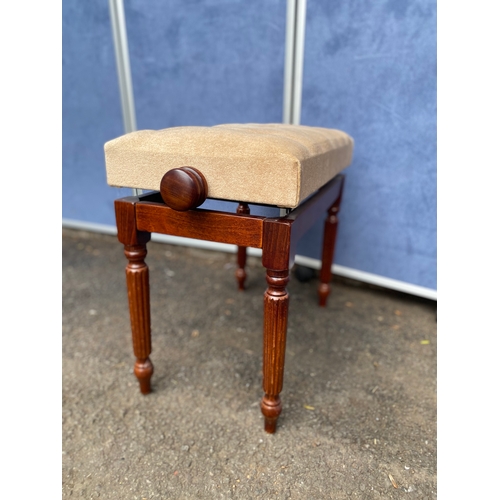 164 - A lovely adjustable piano stool. 

Dimensions - 25