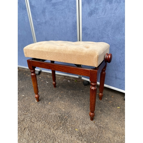 164 - A lovely adjustable piano stool. 

Dimensions - 25