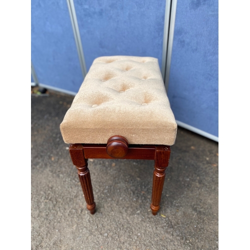 164 - A lovely adjustable piano stool. 

Dimensions - 25