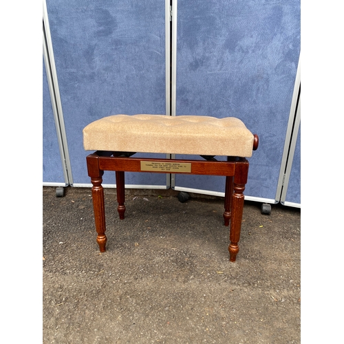 164 - A lovely adjustable piano stool. 

Dimensions - 25