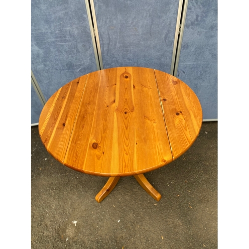 176 - Pine drop leaf table and two chairs. 

See images for all dimensions.