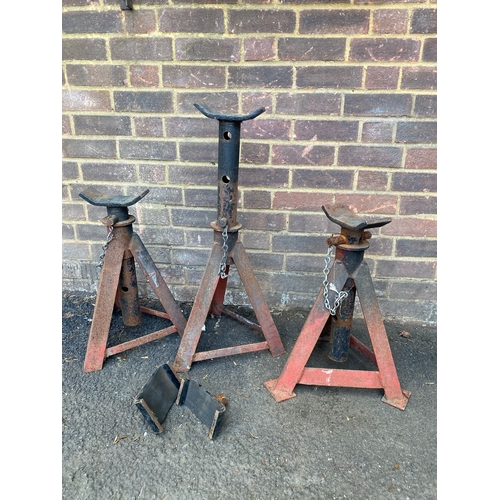 271 - A trio of vintage axel stands.