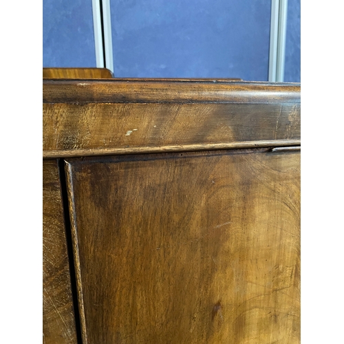 183 - Antique sideboard by Wolfe's of Birkenhead.

Dimensions - 43.5