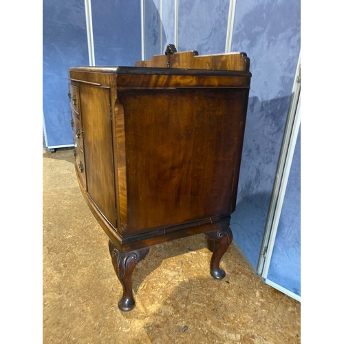 183 - Antique sideboard by Wolfe's of Birkenhead.

Dimensions - 43.5