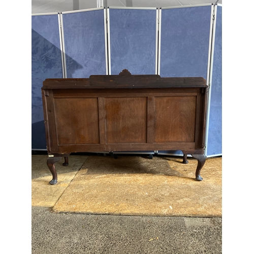 183 - Antique sideboard by Wolfe's of Birkenhead.

Dimensions - 43.5