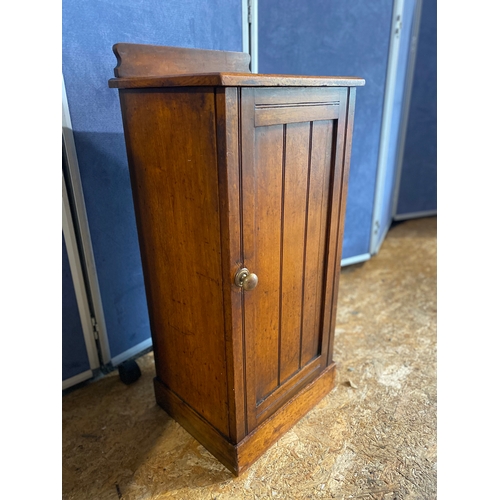 192 - Beautiful antique pedestal pot cupboard/bedside.

Dimensions - 12.5