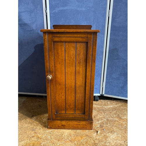 192 - Beautiful antique pedestal pot cupboard/bedside.

Dimensions - 12.5