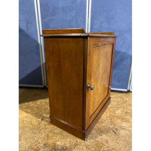 207 - Lovely vintage washstand cupboard. 

Dimensions - 33