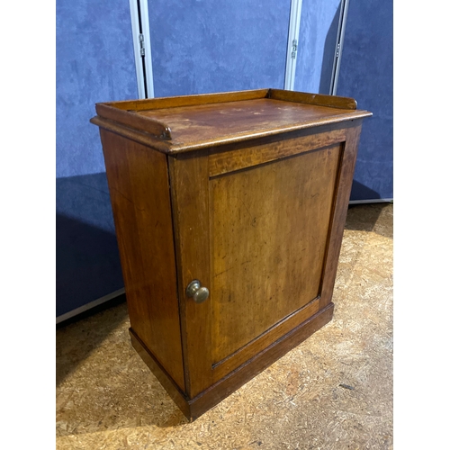 207 - Lovely vintage washstand cupboard. 

Dimensions - 33