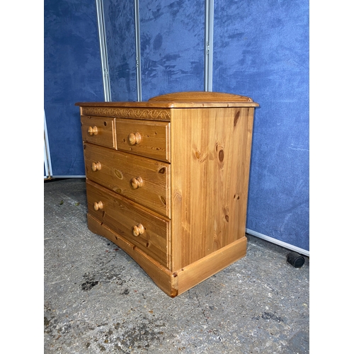 211 - Pine two over two chest of drawers.

Dimensions - 31