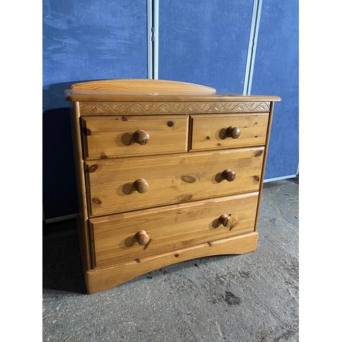 211 - Pine two over two chest of drawers.

Dimensions - 31