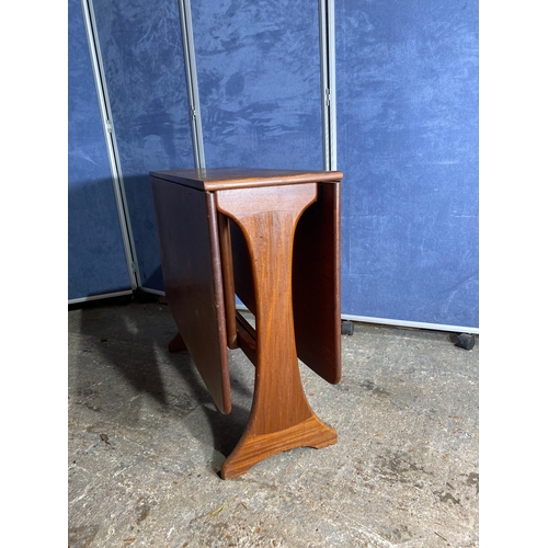 213 - Mid century drop leaf table.

Please see images for dimensions.