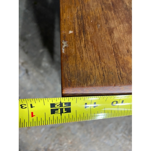 213 - Mid century drop leaf table.

Please see images for dimensions.