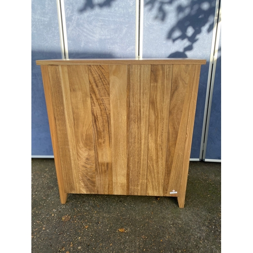 220 - Lovely modern Oak two over three chest of drawers.

Dimensions - 17