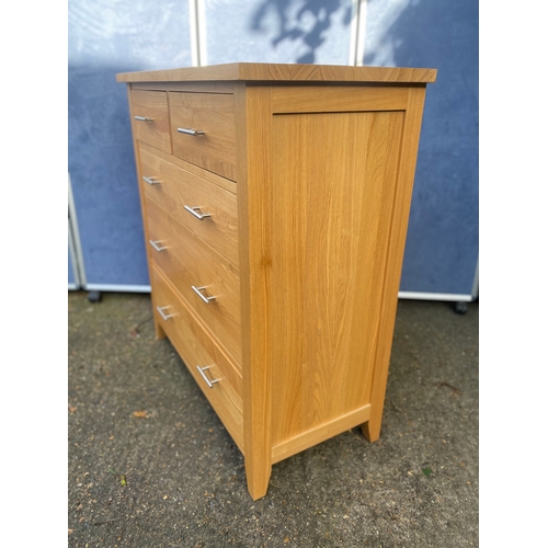 220 - Lovely modern Oak two over three chest of drawers.

Dimensions - 17