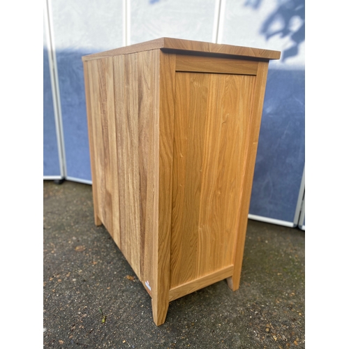 220 - Lovely modern Oak two over three chest of drawers.

Dimensions - 17