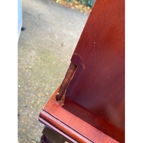 221 - Vintage dressing table with no mirror. 

Please see images for condition and dimensions.