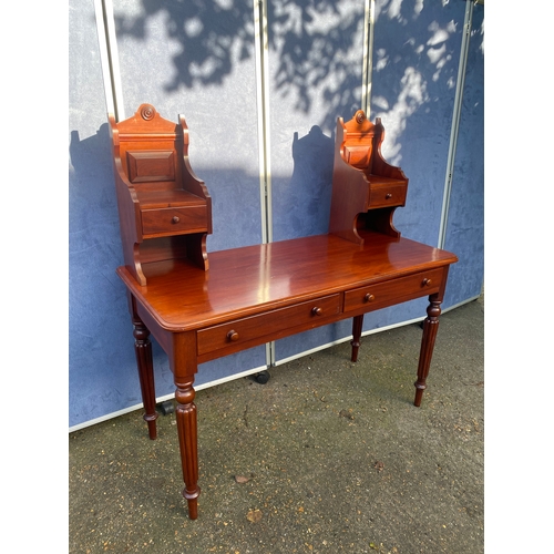 221 - Vintage dressing table with no mirror. 

Please see images for condition and dimensions.