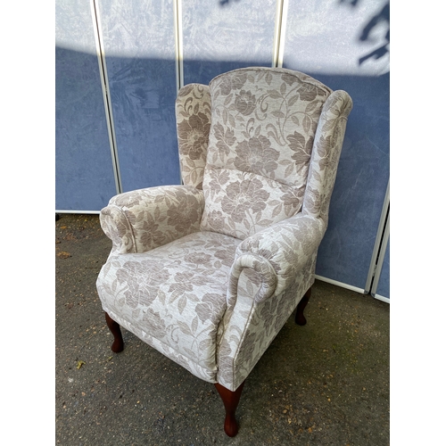 222 - Like new upholstered armchair. 

Dimensions - 31