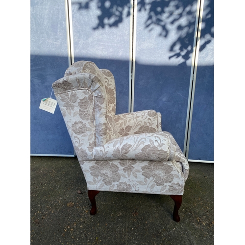 222 - Like new upholstered armchair. 

Dimensions - 31