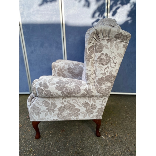 222 - Like new upholstered armchair. 

Dimensions - 31