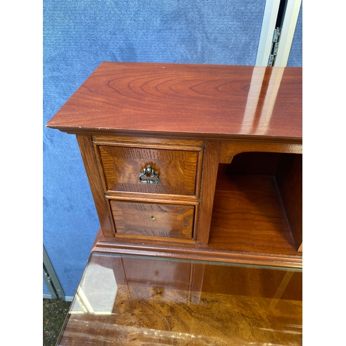 226 - Beautiful writing / secretaire desk. 

Dimensions - 28