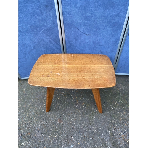 239 - Lovely mid century teak coffee table. 

Dimensions - 18