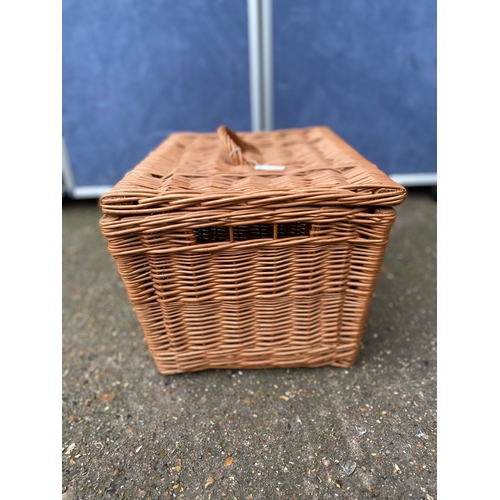 242 - Small Wicker basket.

Dimensions - 11