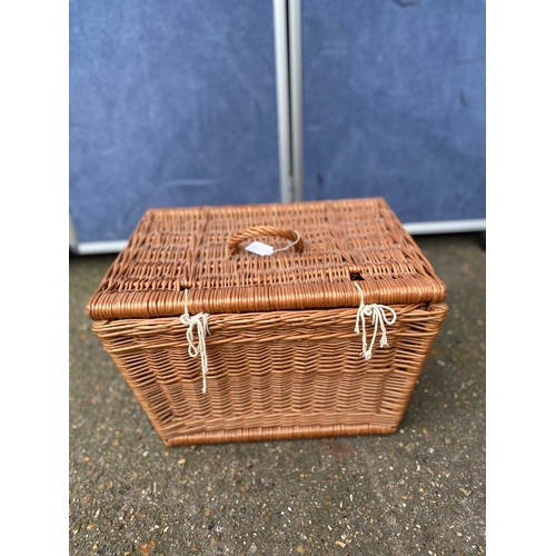 242 - Small Wicker basket.

Dimensions - 11