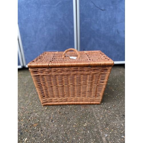 242 - Small Wicker basket.

Dimensions - 11