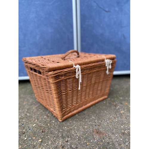 242 - Small Wicker basket.

Dimensions - 11