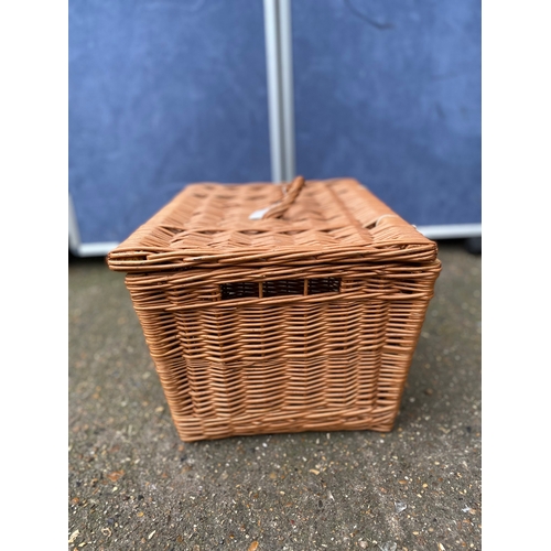 242 - Small Wicker basket.

Dimensions - 11